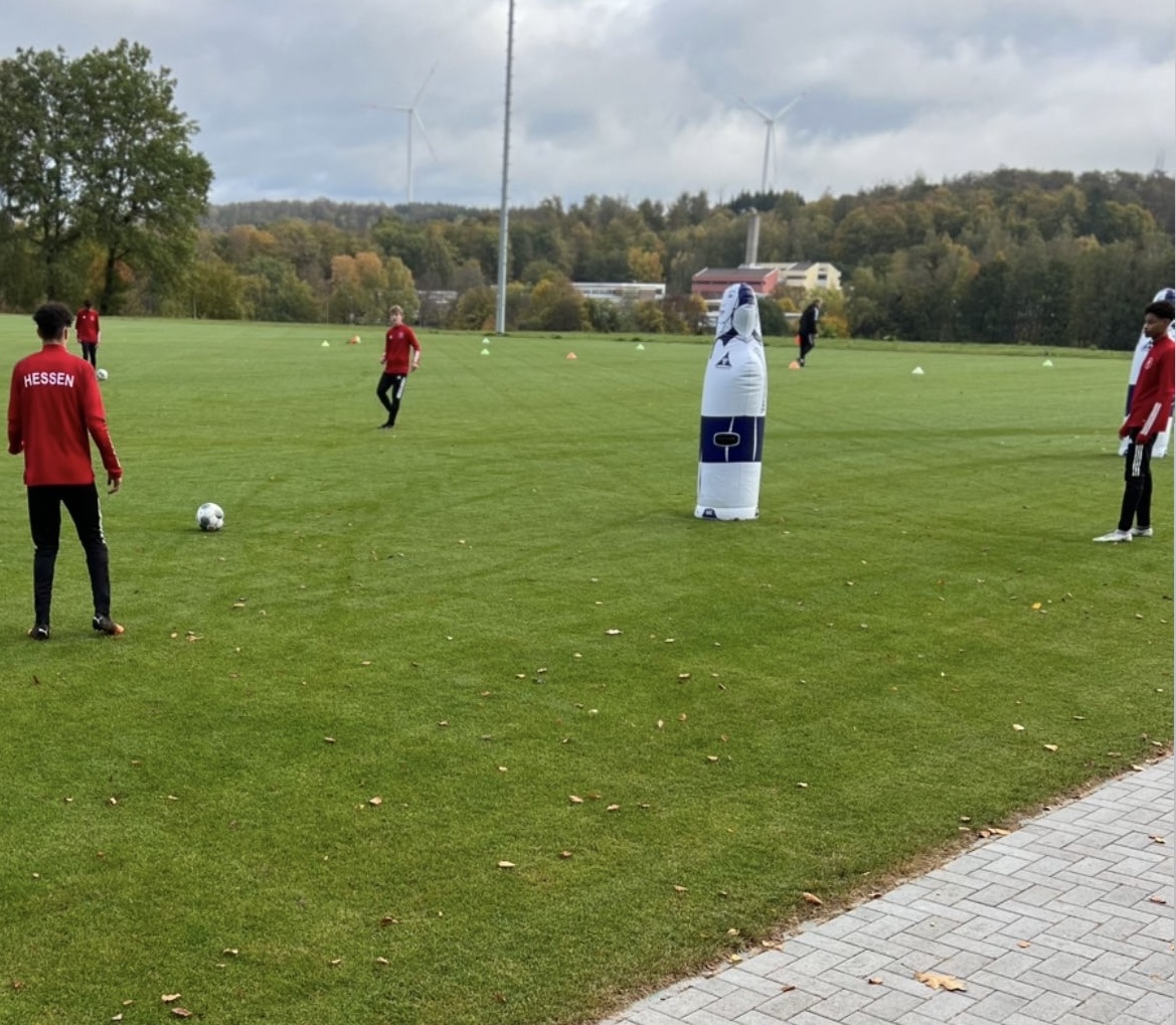 Trainingseinheit auf großem Feld